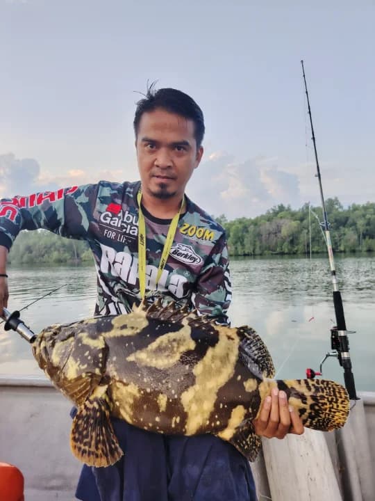 Red Boat Charter - Image 3